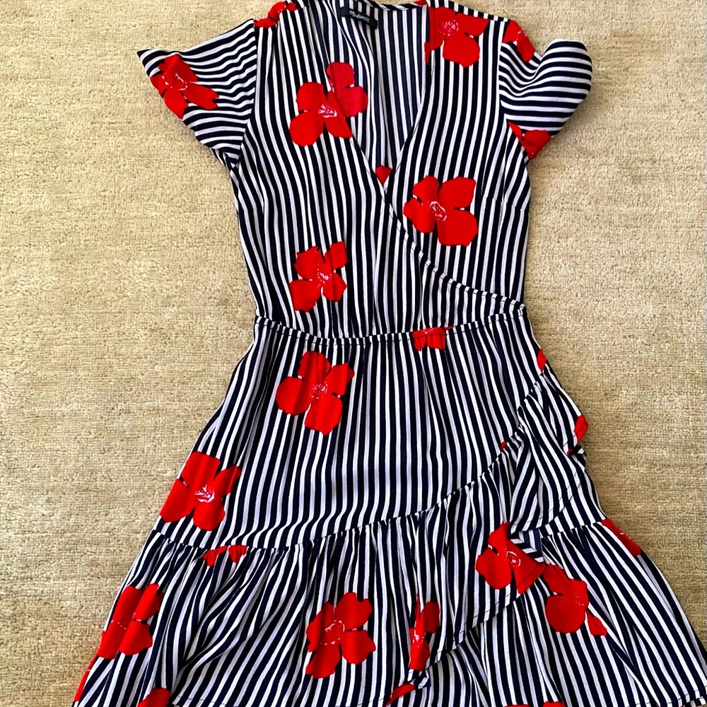 Summer dress with puff sleeves and fun print